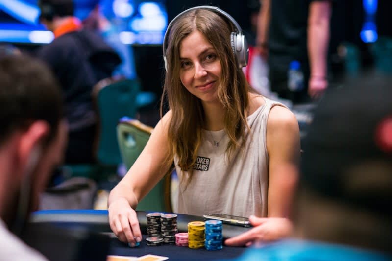 Los auriculares como herramienta en las mesas de poker