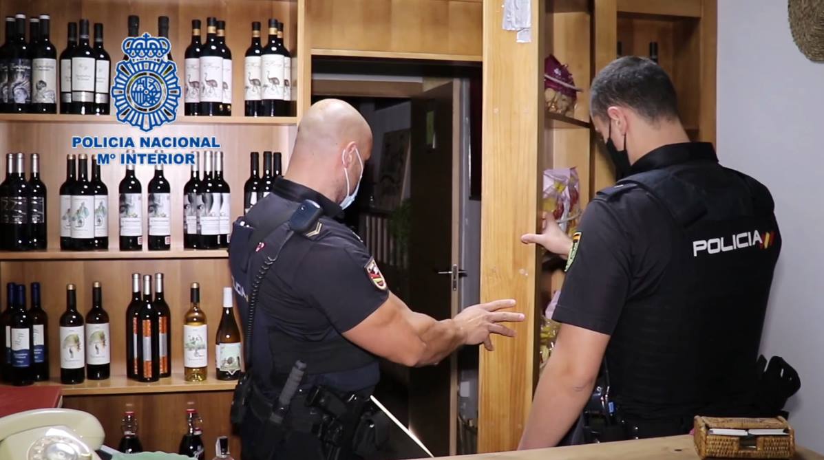 Vinoteca de día, garito de noche: desarman una timba clandestina