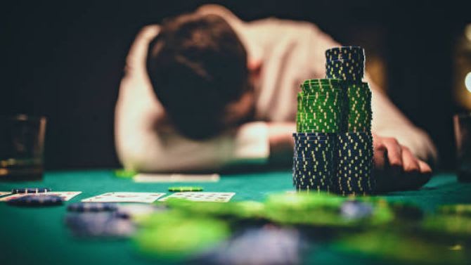 ¿Deberías grindear o conseguir un empleo cuando estás cerca de quedarte sin dinero?