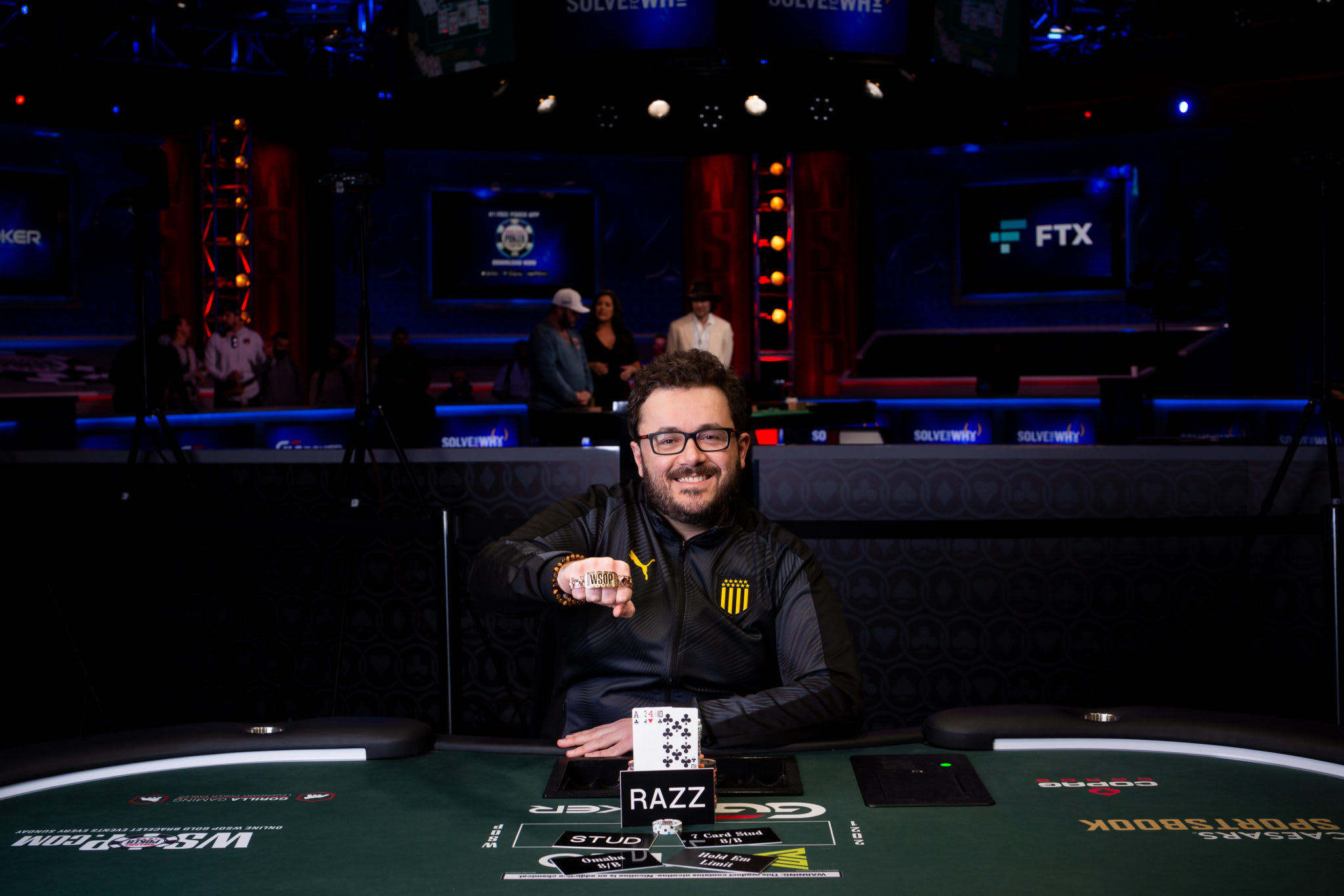 Un ganador de cuatro brazaletes de la WSOP fue arrestado por robo