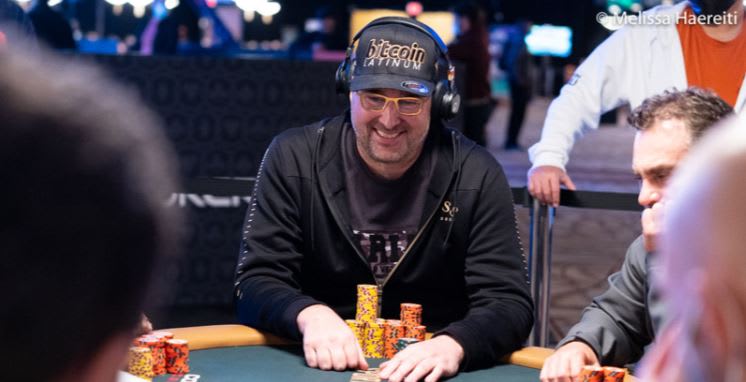 Hellmuth es chipleader y va por su 16° brazalete