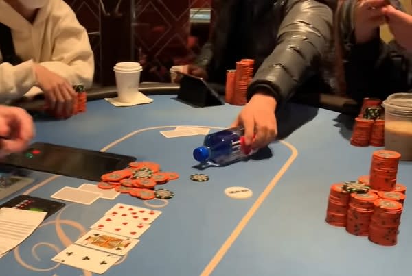 De no creer: ¡¡Una botella de agua decidió un all-in!!