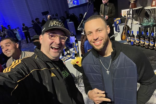 Stephen Curry fue el MVP de un torneo solidario
