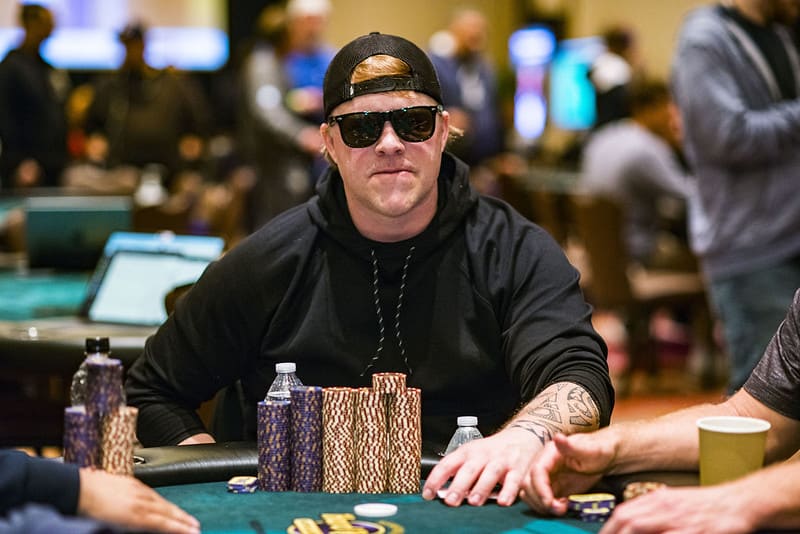 Davis lidera el Seminole Hard Rock Poker Showdown 2022