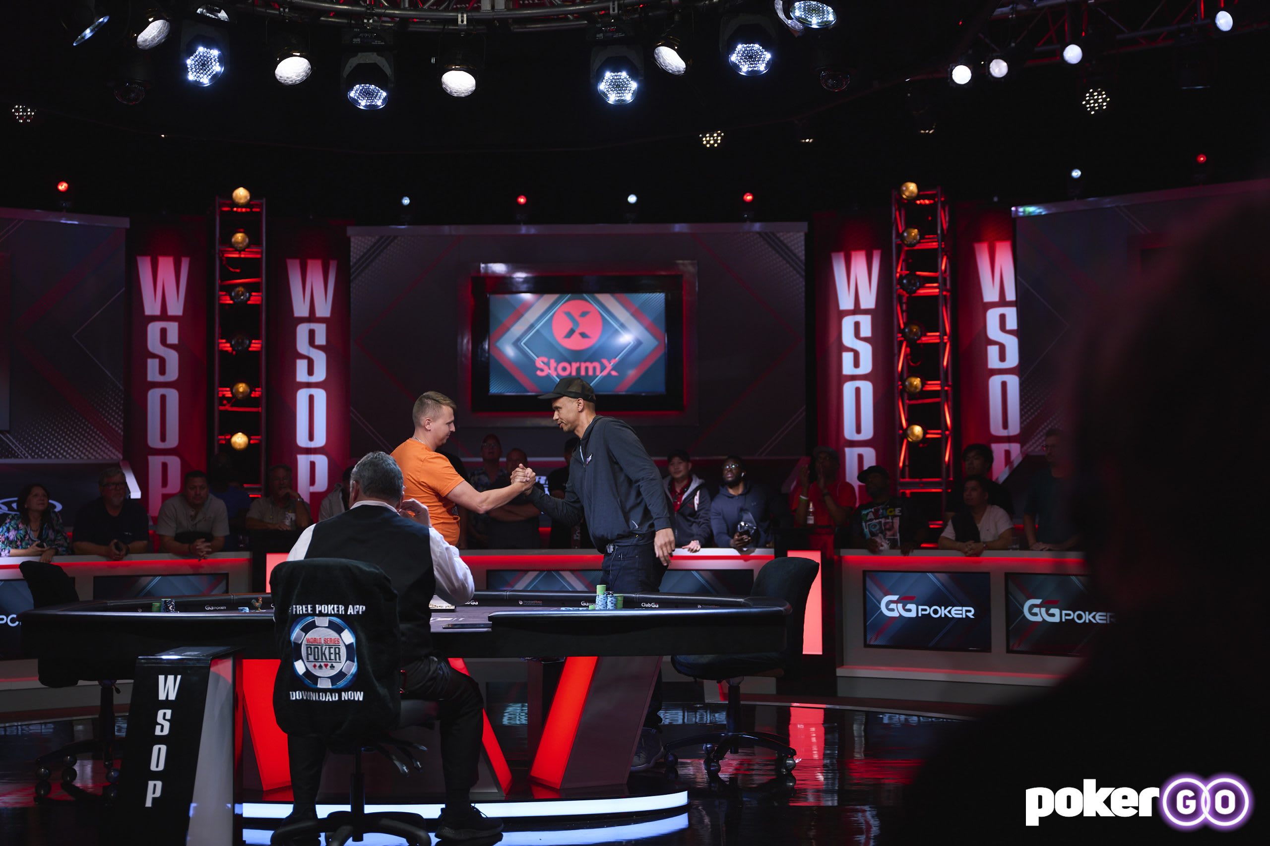Ponakovs le ganó el heads-up a Phil Ivey y le arrebató el brazalete