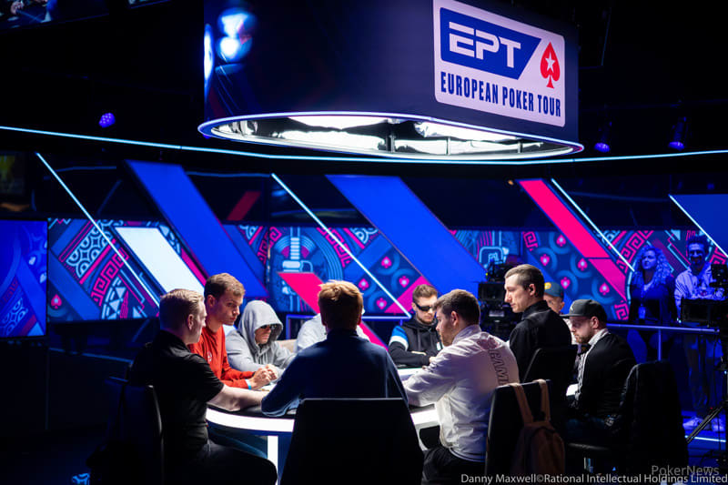 Hrabec domina la mesa final del Main Event en Londres