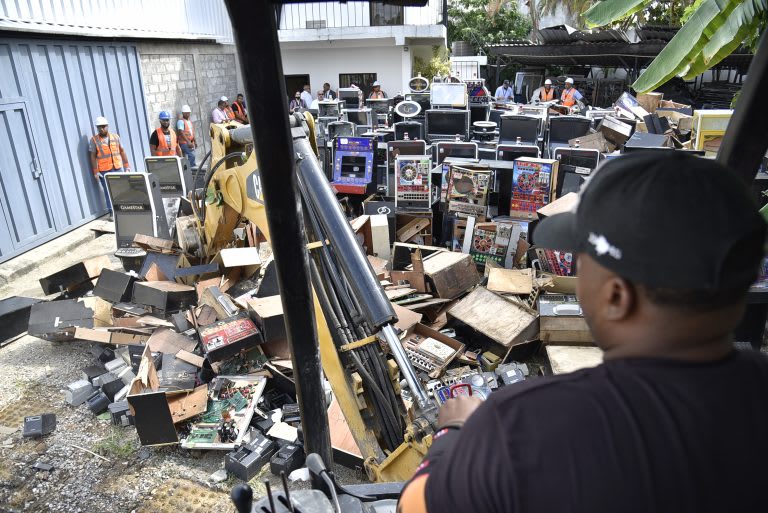 Apuestas ilegales: destruyeron casi 500 tragamonedas