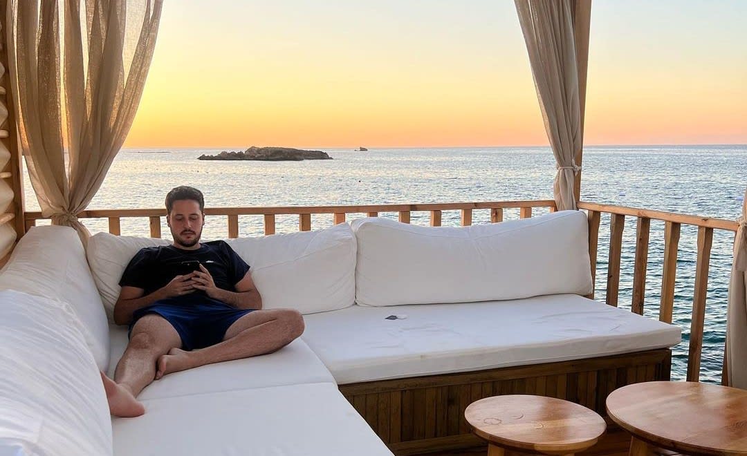 Conoce todo sobre Adrián Mateos en «Un país a la carta»