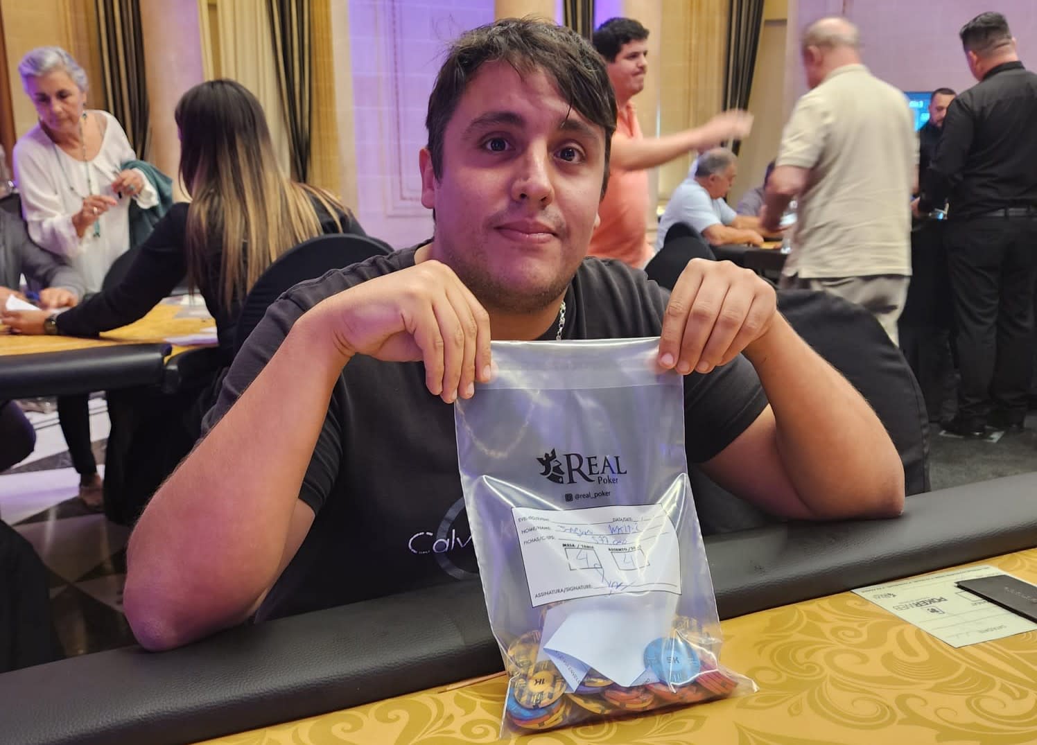 Joaquín Walter comanda el Carrasco Open Poker en Montevideo