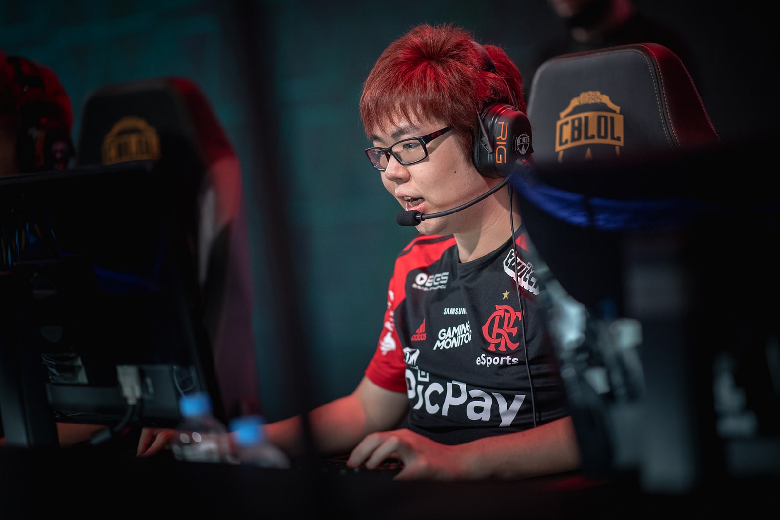 Del League of Legends al poker: Goku cambia el LoL por los naipes