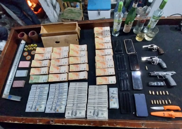 Casino ilegal: 19 detenidos, armas y 8 millones incautados