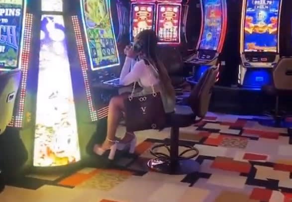 [VIDEO] Mujer se orina encima para no dejar de jugar