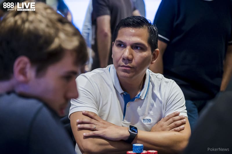 Bertoli pelea en la mesa final del Main Event en Barcelona