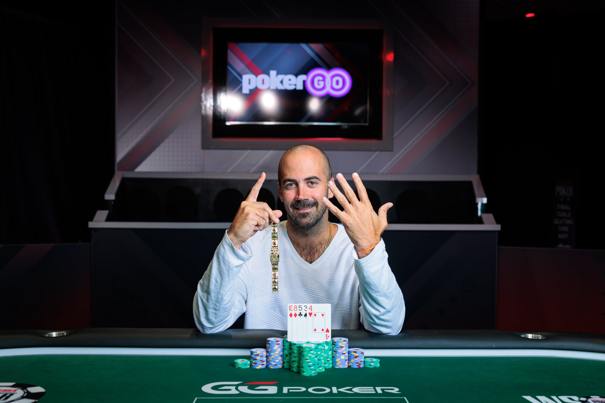 Jason Mercier ya tiene media docena de brazaletes