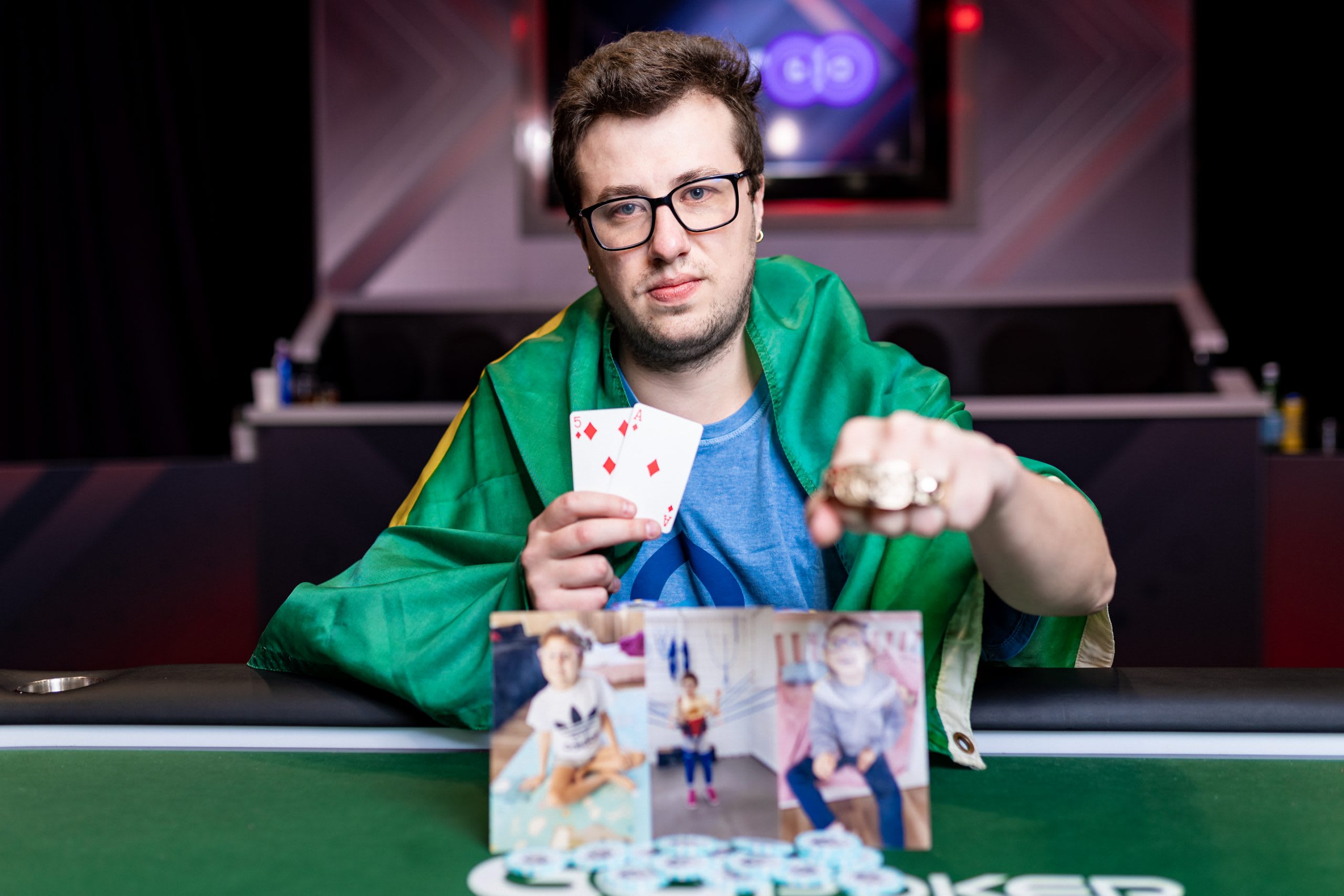 Gabriel Schroeder le dio el brazalete #24 a Brasil