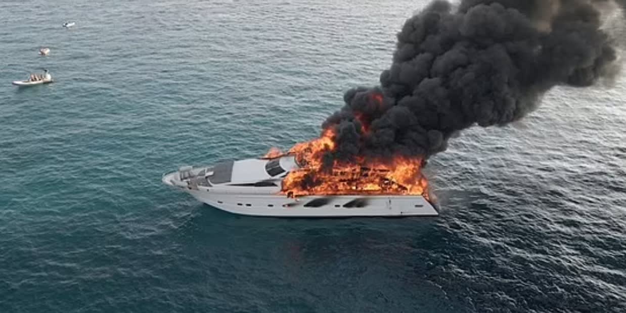 [VIDEO] Feroz incendio del yate de un jugador en el Mediterráneo