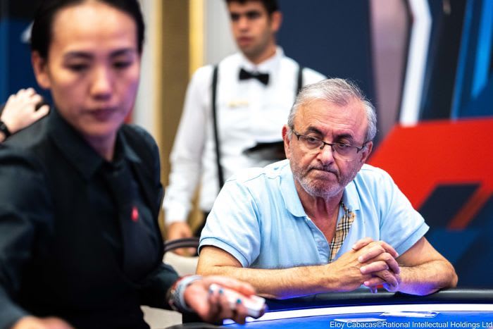 All-in, call y fold por error: hubo que sacar las cartas del muck
