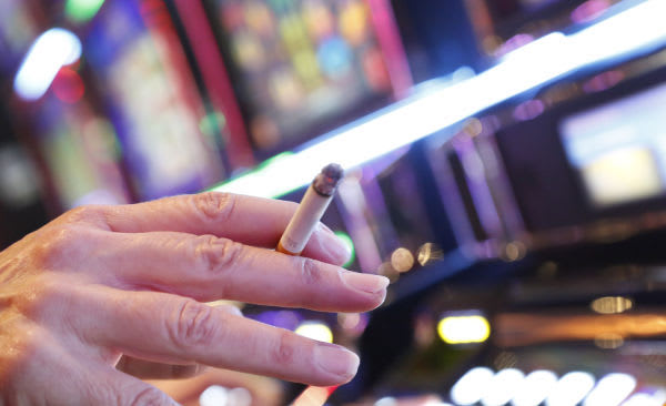 Casinos: se intensifica la guerra contra el cigarrillo