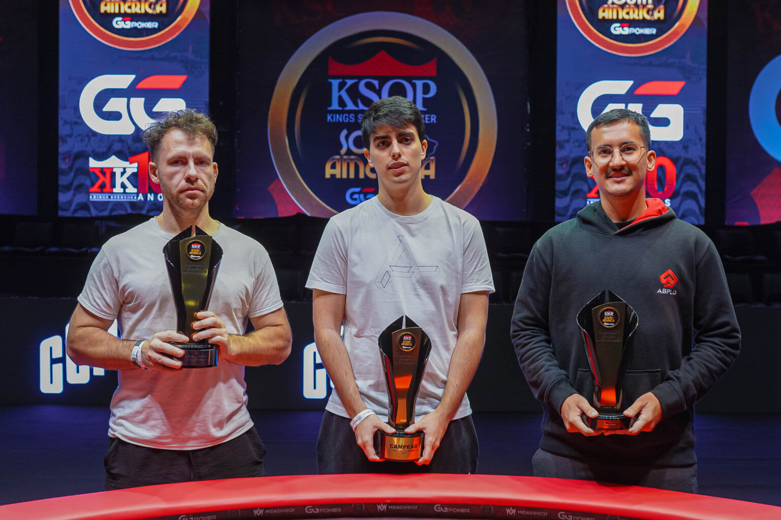 Pedro Neves derrotó a Dan Cates y conquistó el Omaholic SHR