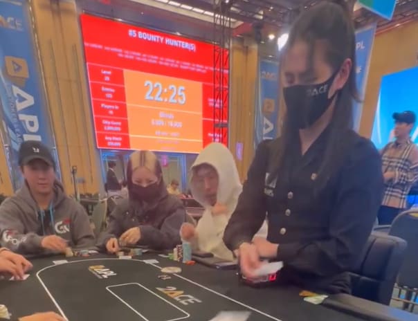 [VIDEO] Una dealer se hizo viral por su velocidad para repartir