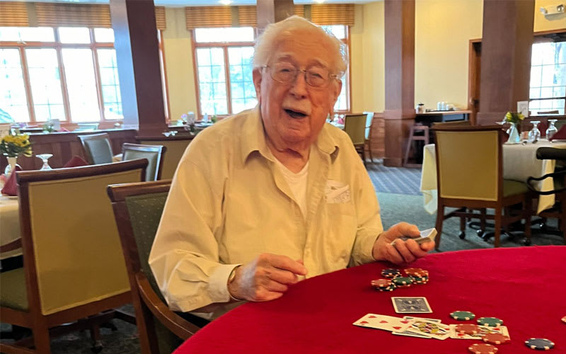 Jugar al poker a los 104 años: una lección de vida
