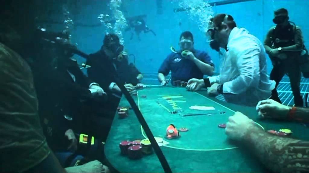 ¿Poker submarino? Un torneo bajo el agua recauda fondos