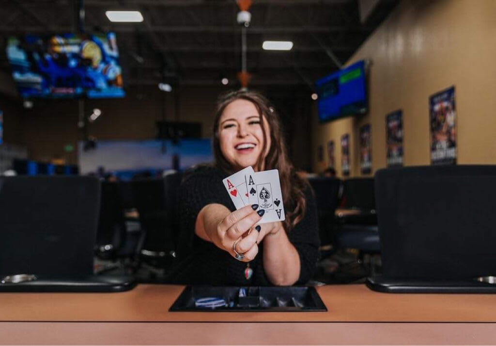 Del show al juego, Caitlin Comeskey despega su carrera en el poker