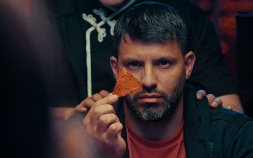 El Kun Agüero pone a prueba su cara de poker en una campaña