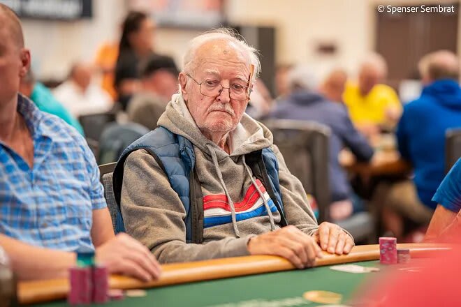 Tiene 94 años, juega la WSOP y revela su secreto: «El Jack Daniel’s»