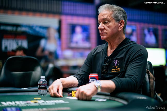 Bruce Buffer de la UFC avanza a la mesa final en el High Roller de US$50K