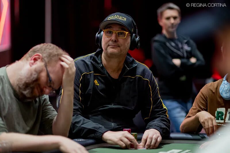 Hellmuth cumplió 60 y sumó otro cobro a los 5 minutos