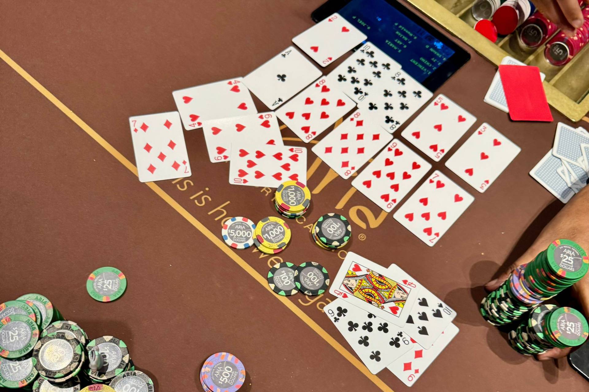 [VIDEO] Formó dos escaleras de color&#8230;. ¡en una sola mano!