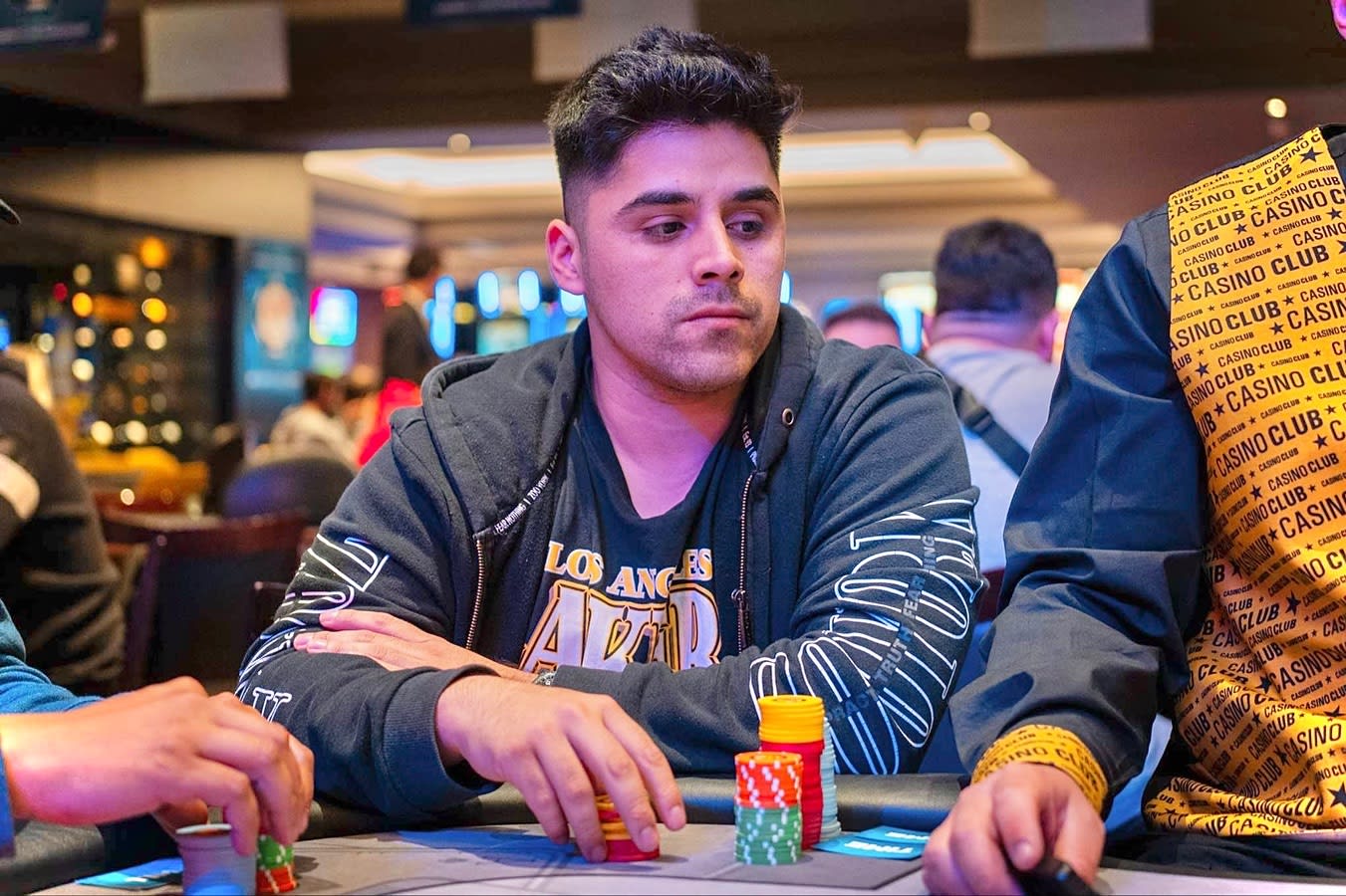 Sebastián Viedma celebró un cuantioso bounty con un champañazo