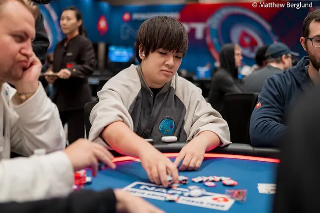 Varios latinos y figuras avanzan en el Main Event del NAPT