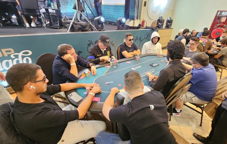 3 Latinos En La Mesa