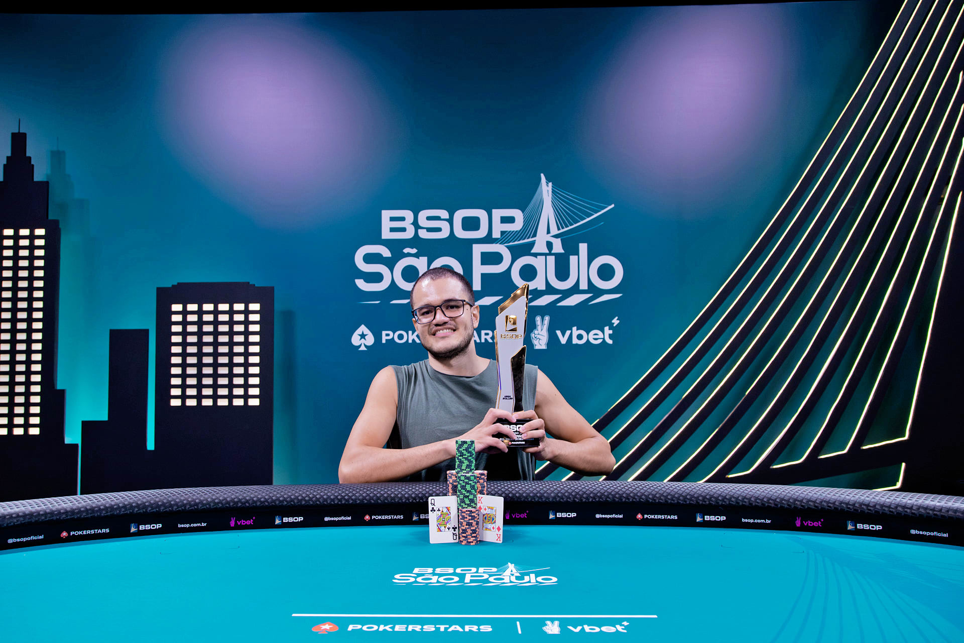 Carlos Serrano sigue arriba en el Campeonato Brasileño de Poker