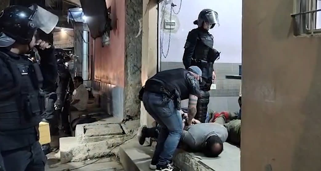 [VIDEO] ¡Todos al piso! La Policía los agarró infraganti y desbarató un casino clandestino