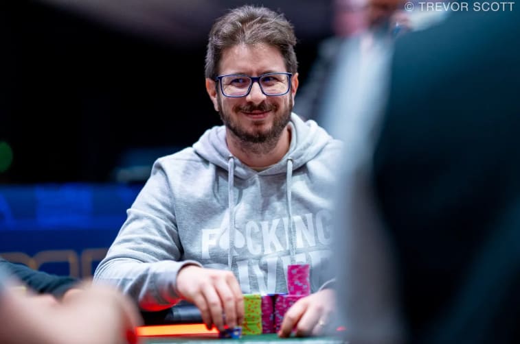 Alerta de brazalete latino WSOP: Aloisio Dourado lidera una FT