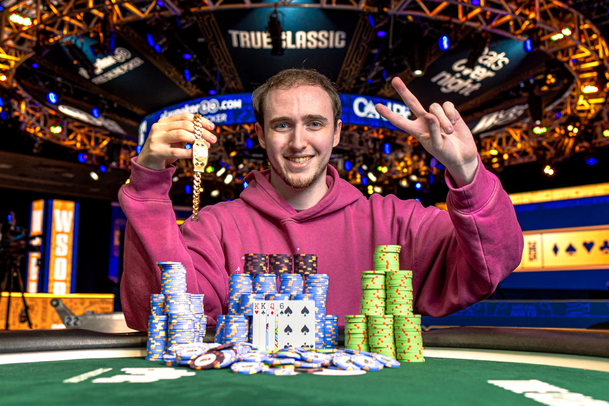 Lo penalizaron por insultar y negarse a un «color up» y después salió campeón