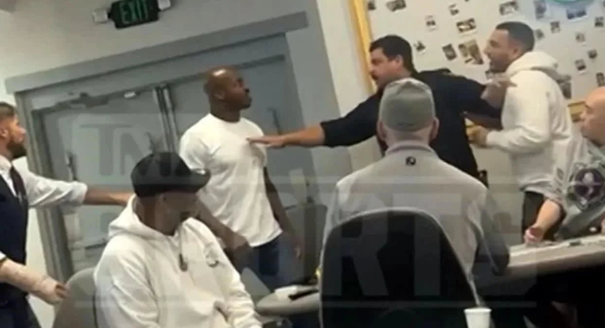 Leyenda de la NFL transformó una sala de poker en un octágono de la UFC