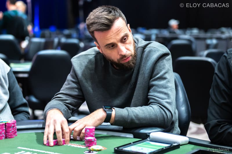 Dan Almeida tromba com AA e deixa Battle of the Ages da WSOP