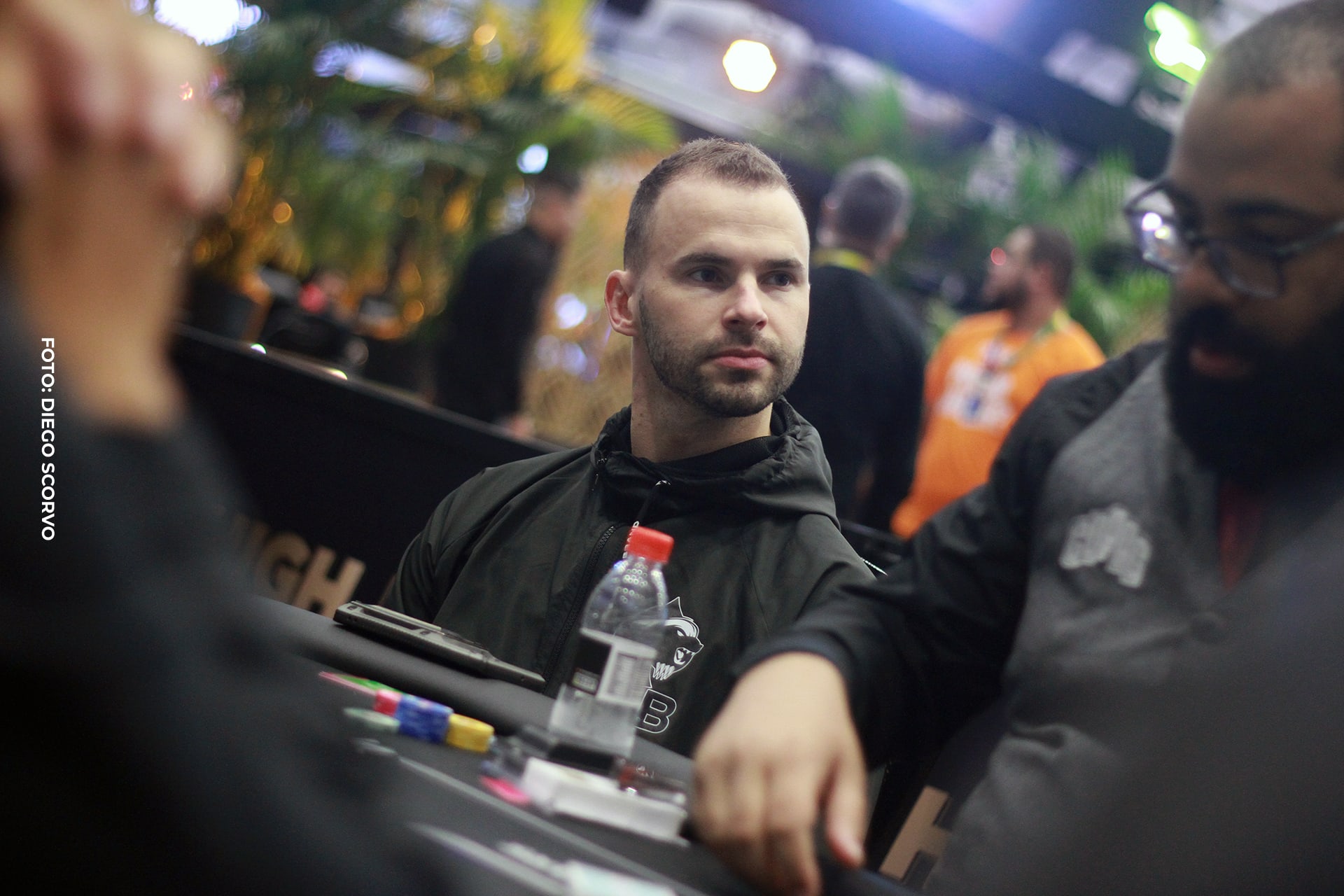 Renan Bruschi avança com ótimo stack no Evento 76 da WSOP