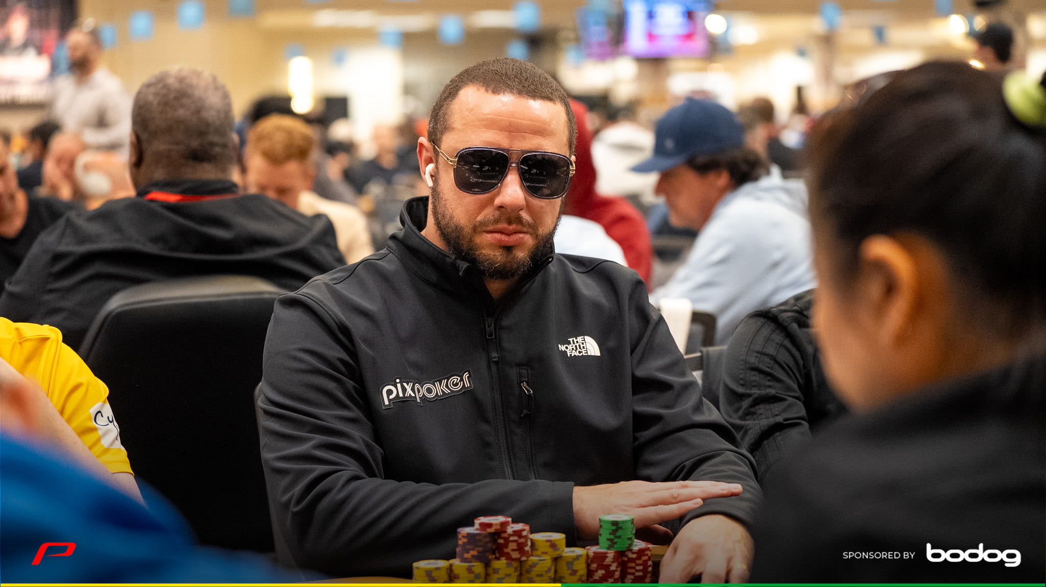 Ramon Pessoa avança entre os líderes no Main Event da WSOP 2025