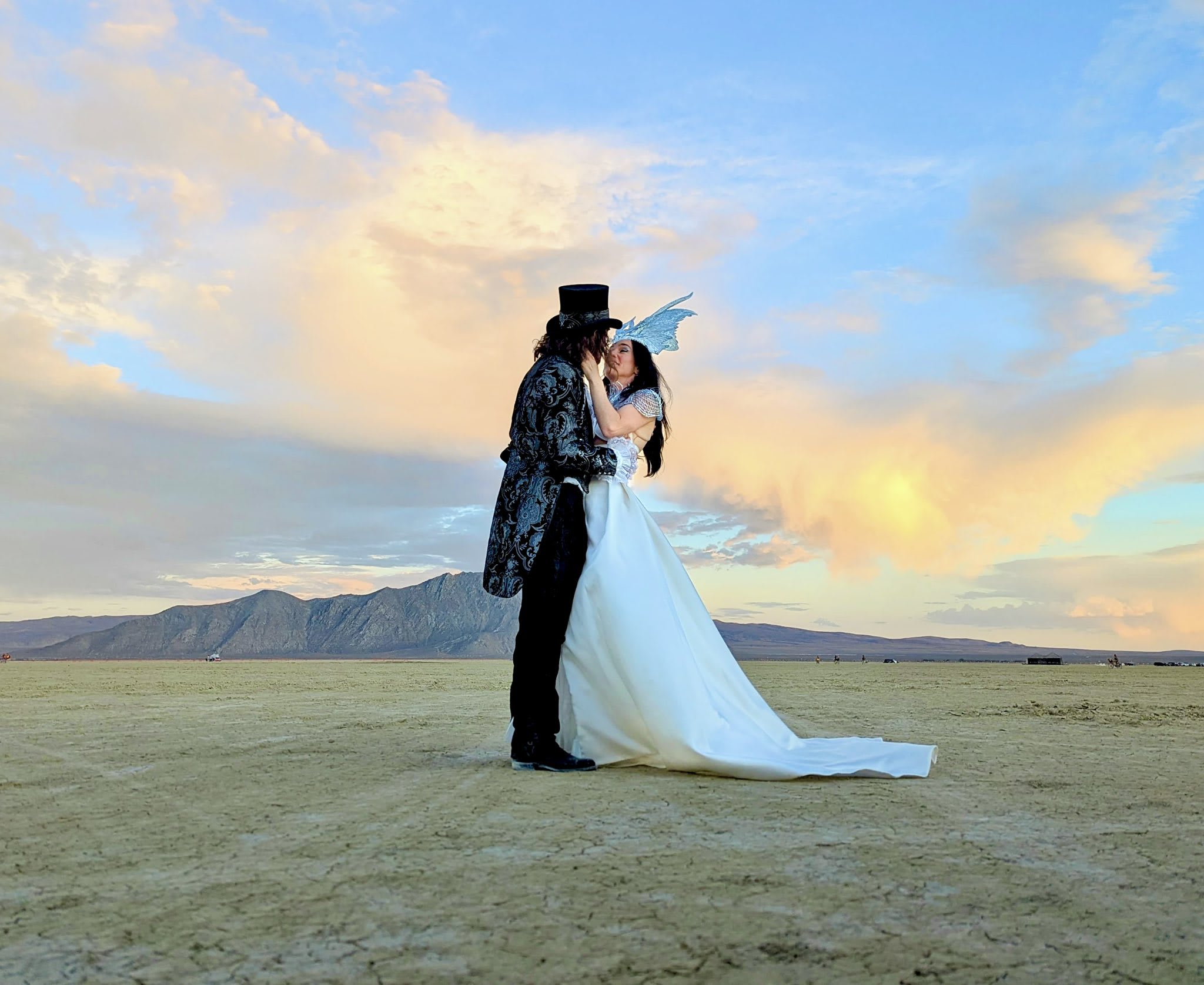 El increíble casamiento de Liv Boeree e Igor Kurganov en «Burning Man»