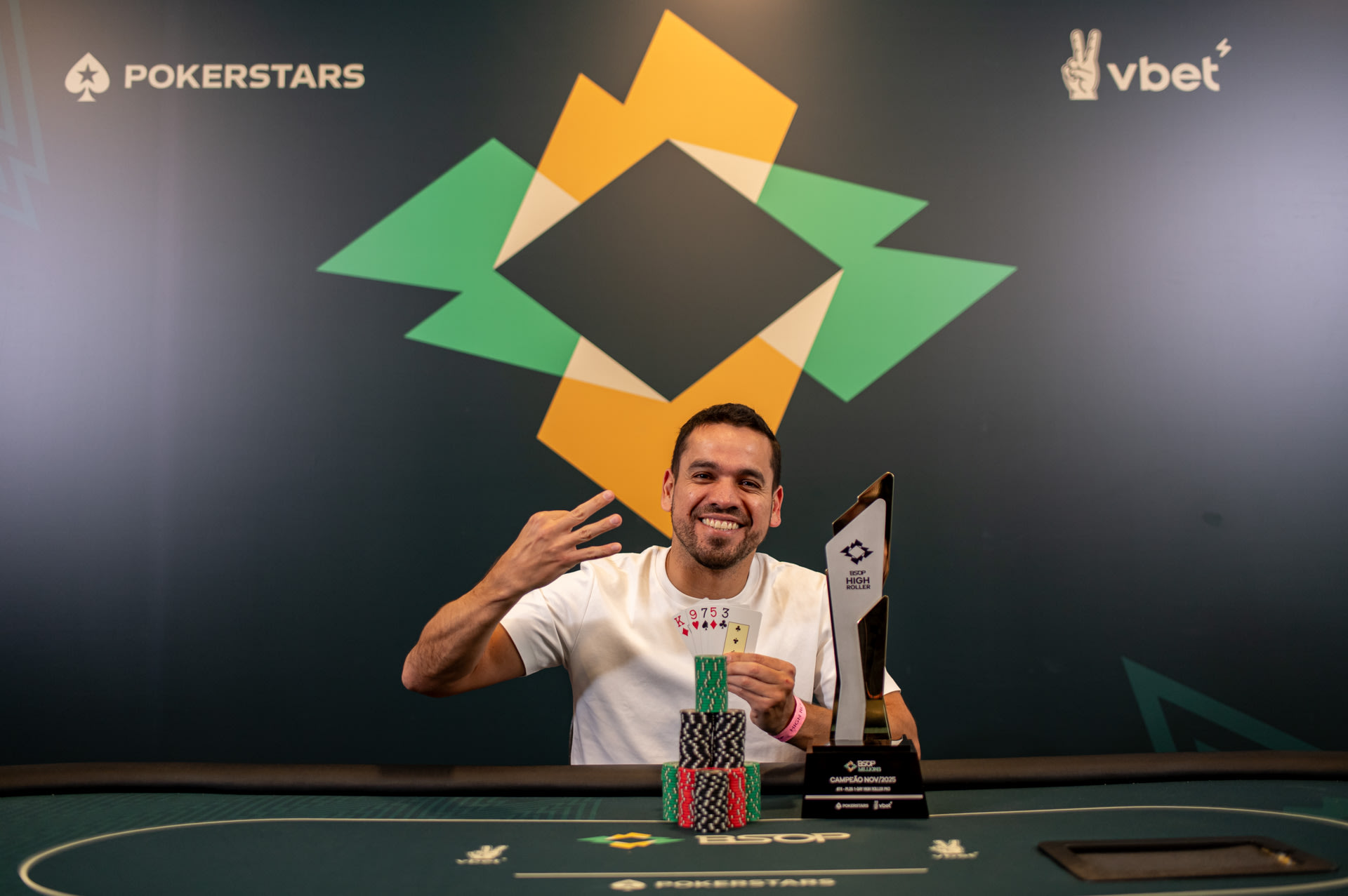 Alex Manzano, indomable: segundo trofeo en el BSOP Millions y nadie le quita el Jugador del Año de Omaha