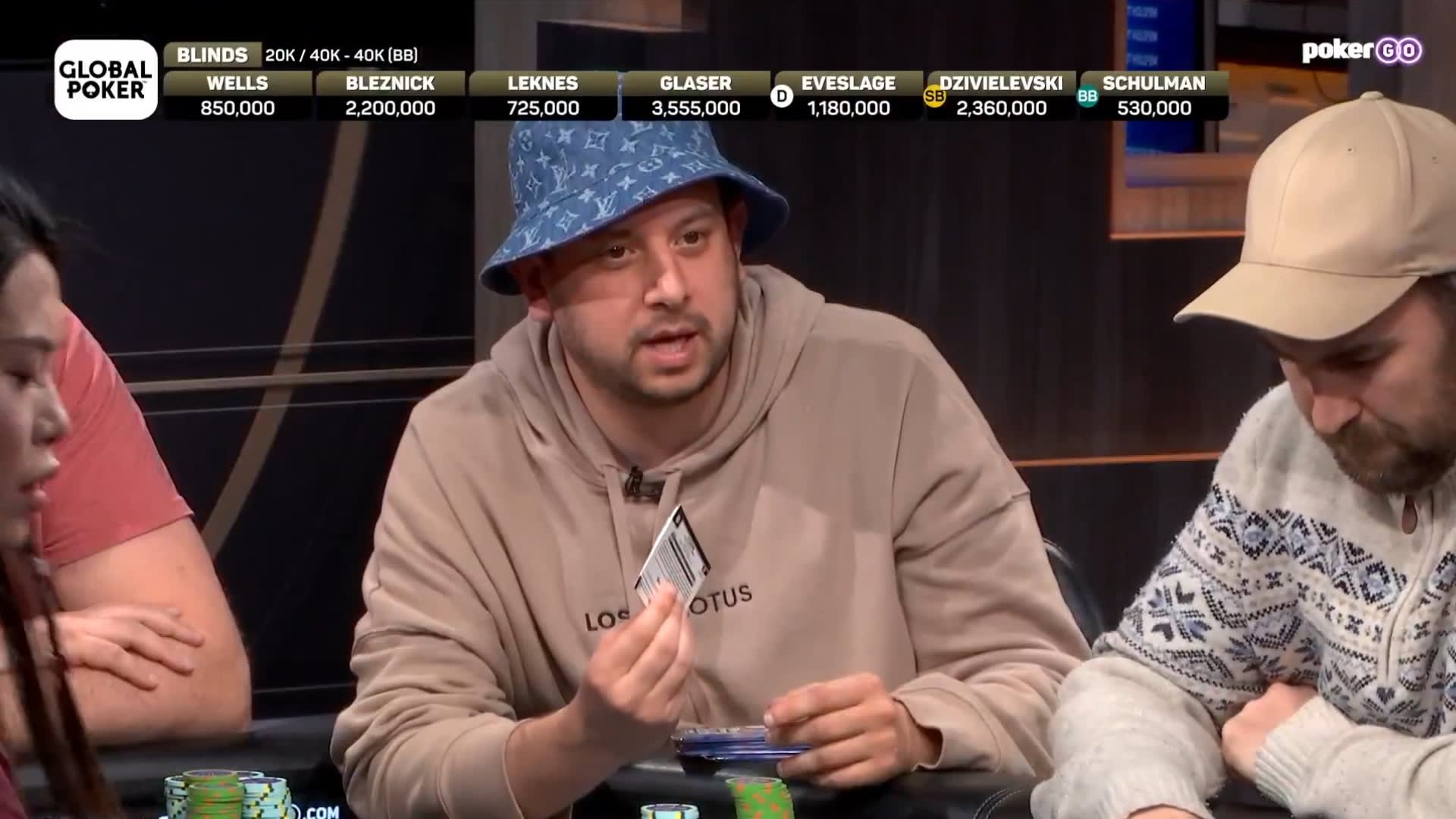 Jared Bleznick se puso a abrir sobres de cartas de la NBA en pleno torneo