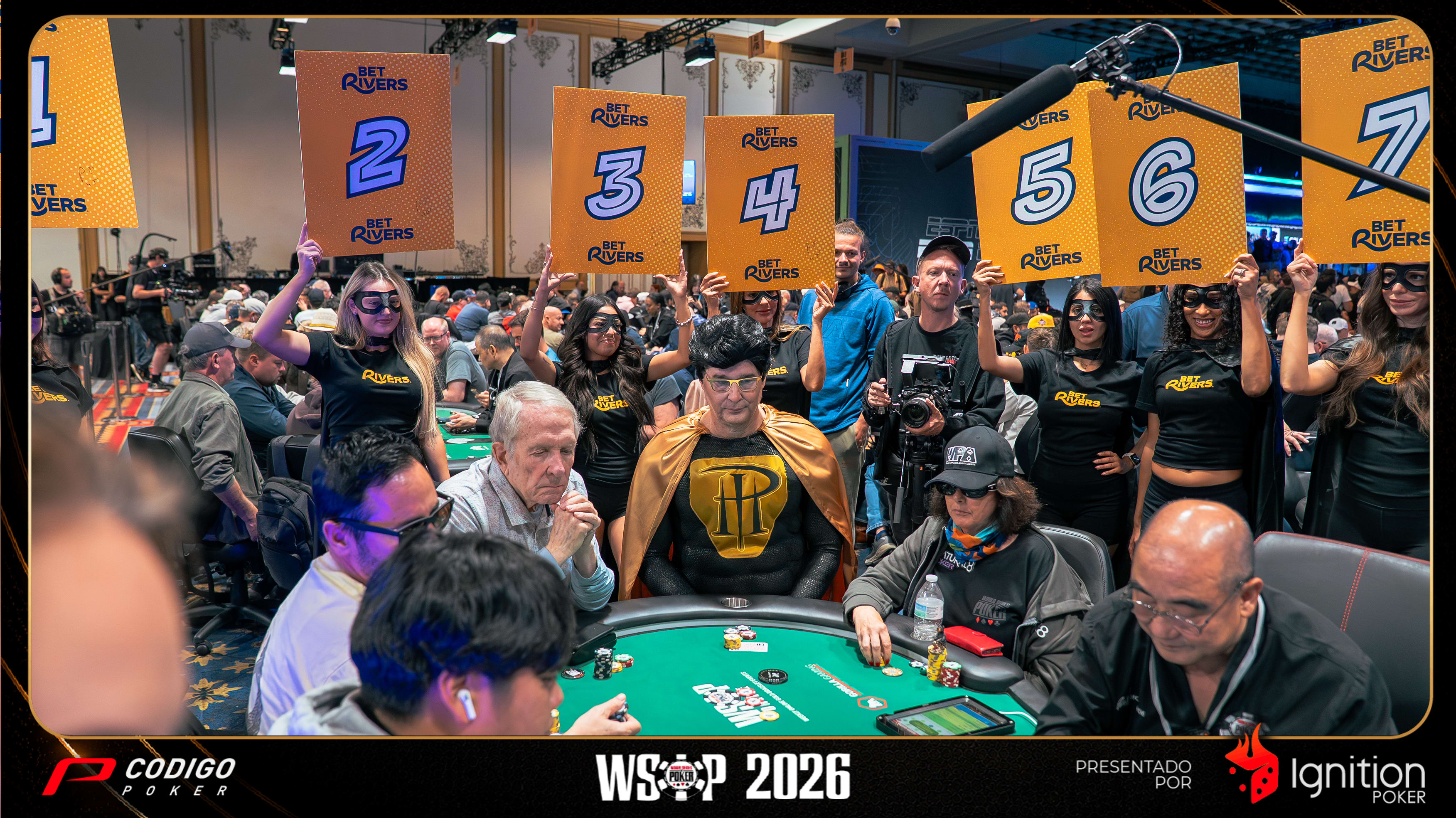 [VIDEO] Entre aplausos y críticas: la polémica entrada de Phil Hellmuth ...