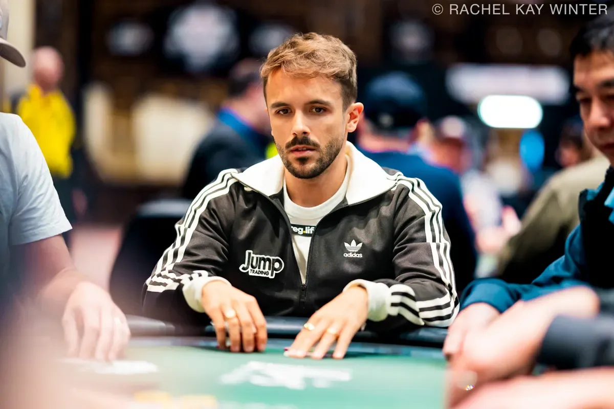 Yuri Martins e Felipe Mojave estão no Dia 2 do Razz Championship da WSOP