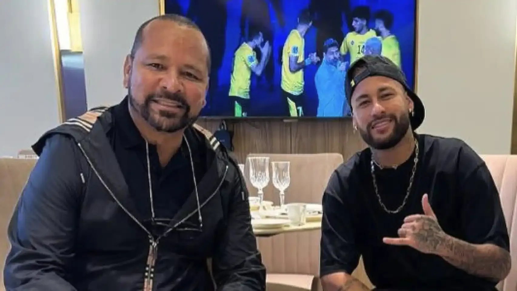 Neymar, ¿lesionado por jugar al poker? Su padre sale en su defensa