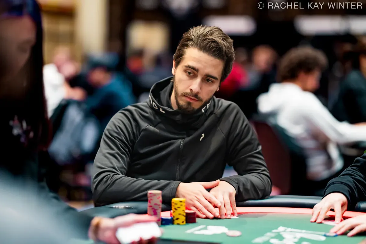 Felipe Ketzer puxa a fila dos brasileiros no Dia 2 do Evento 62 da WSOP